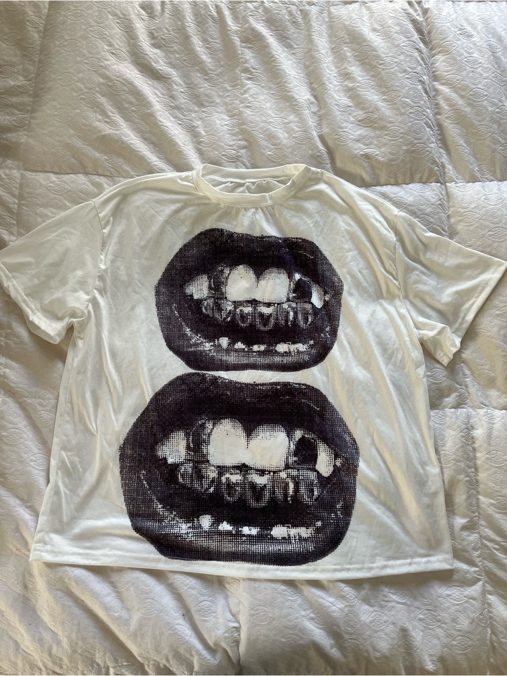 White Graphic Mouth Print Tee size XL